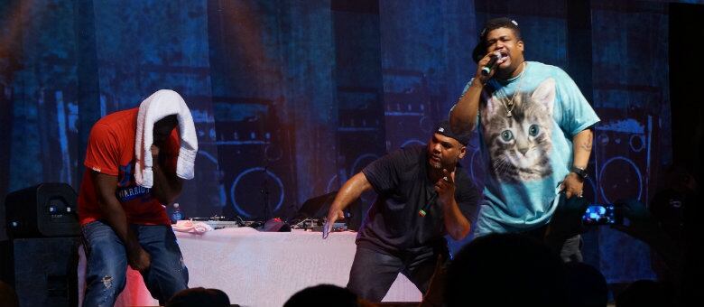 Mesmo começando show quase às 3h, trio manteve público aceso durante apresentação
