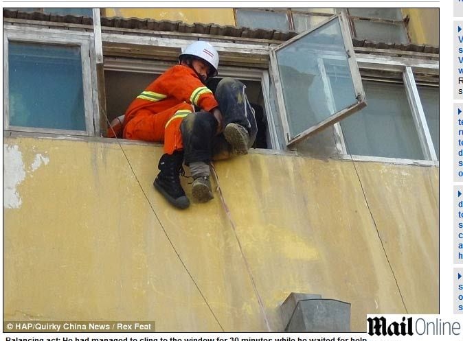 

Os bombeiros tiveram que arrombar
a porta para chegar à janela do apartamento e, então, poder resgatar o menino, puxando-o pelos braços
