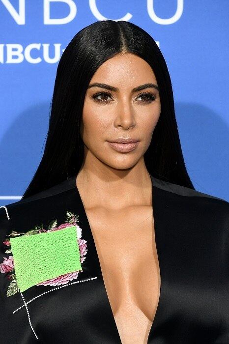 Uma das maiores campeãs de compartilhamentos em redes sociais e notícias na internet é a celebridade Kim Kardashian, que sempre faz posts da sua vida luxuosa