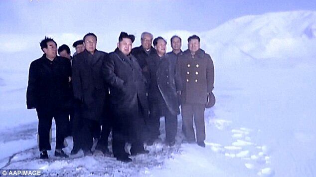 Fujimoto afirma que Un assumiu o poder de forma supreendente, já que a expectativa era de que seu irmão mais velho se tornasse presidente da Coreia do Norte. Segundo o sushi man, Un anda com um colete a prova de balas, temendo ser morto