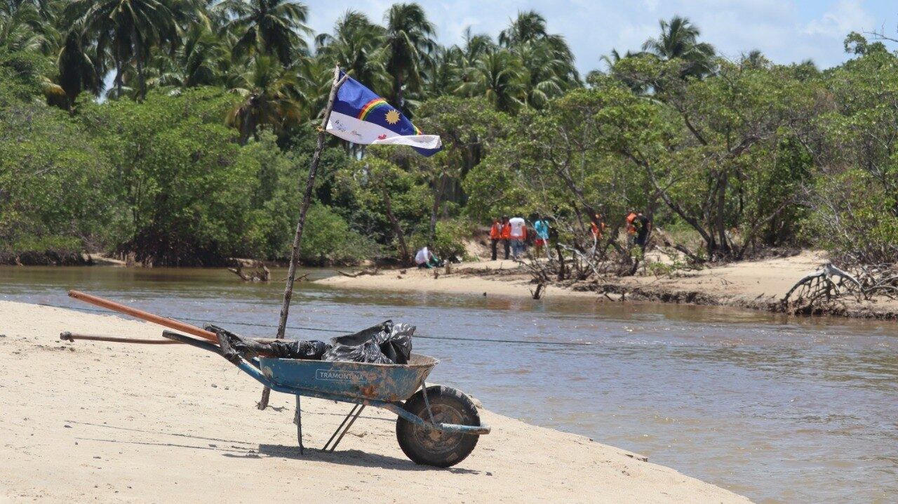 Trabalho é feito de forma manual e debaixo de sol forte