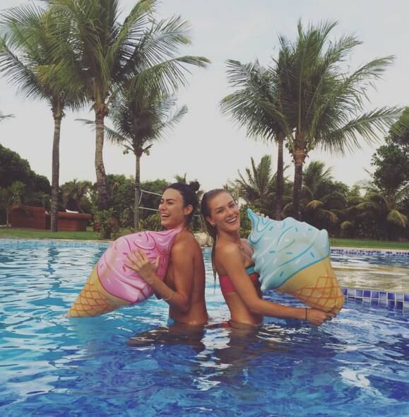 Thaila Ayala curtiu a viagem com a amiga e não dispensou o acessório