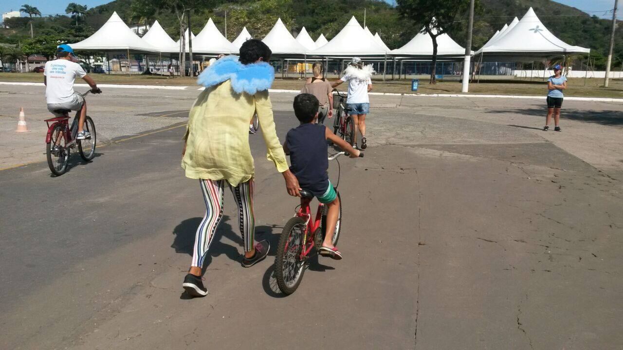 O
trânsito é um dos grandes problemas das grandes cidades. Para tentar resolver
esse problema, a cultura de optar por transportes alternativos no lugar dos
carros está sendo cada vez mais difundida. Um exemplo nesse sentido é o Bike
Anjo. O projeto une ciclistas experientes para ajudar pessoas que querem
aprender andar de bicicleta na cidade com segurança. Missaki Idehara é
coordenador do Bike Anjo e disse, ao R7, que tudo começou em meados de 2010,
quando começou como um coletivo