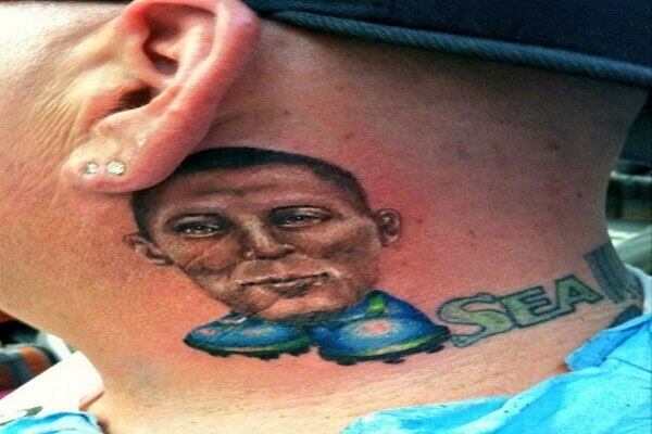 Tatuagem é uma coisa séria, né? Vai durar a vida inteira na sua pele e, dependendo do lugar, chama bastante atenção. Geralmente, as pessoas pensam bastante no desenho que vão fazer para não se arrepender depois. Definitivamente não foi o que esses torcedores fanáticos fizeram. Veja as fotos das tatuagens mais horríveis já feitas

