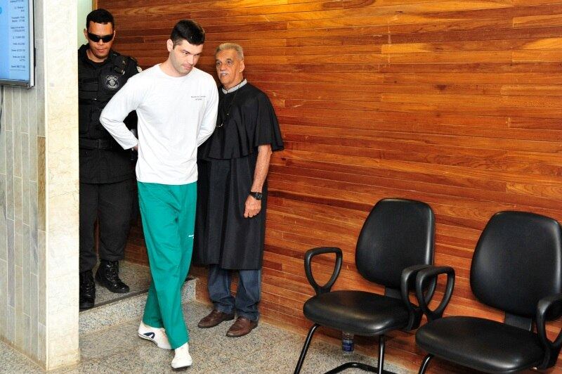 Segundo o TJ (Tribunal de Justiça) de Goiás, nesta manhã, apesar de a defesa do vigilante pleitear a imputabilidade do réu, o acusado negou sofrer qualquer transtorno ou desordem mental. A afirmação foi dada durante o julgamento após o advogado do réu, Hérick Souza, exibir vídeos que discorriam sobre os traços inerentes de indivíduos psicopatas. O juiz Eduardo Pio Mascarenhas pediu para o réu se pronunciar após a apresentação das reportagens

— Não sou nada disso que foi mostrado aí, não.

Após essa declaração, o jovem voltou a ficar em silêncio