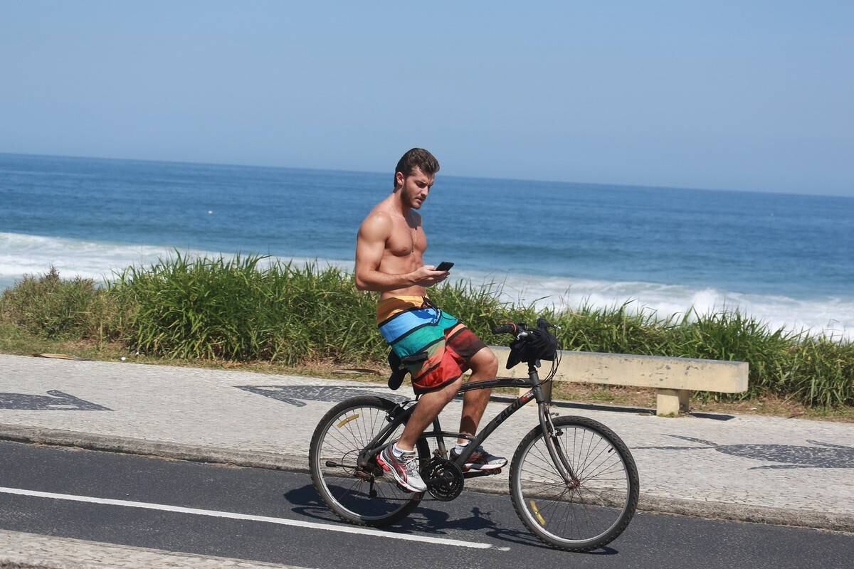 Ele até olhou no celular durante o exercício! 