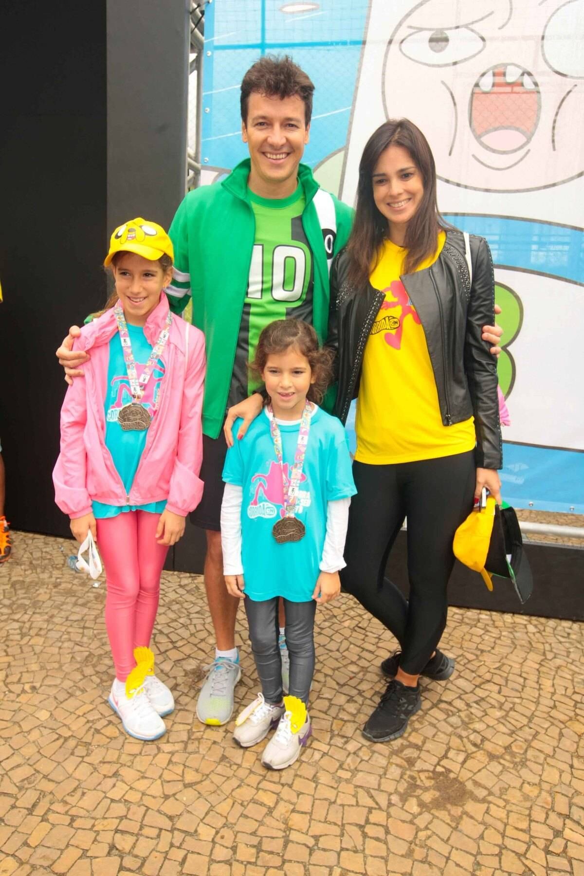 Rodrigo acompanhado da família. As filhas Maria e Clara correram na competição ao lado dele