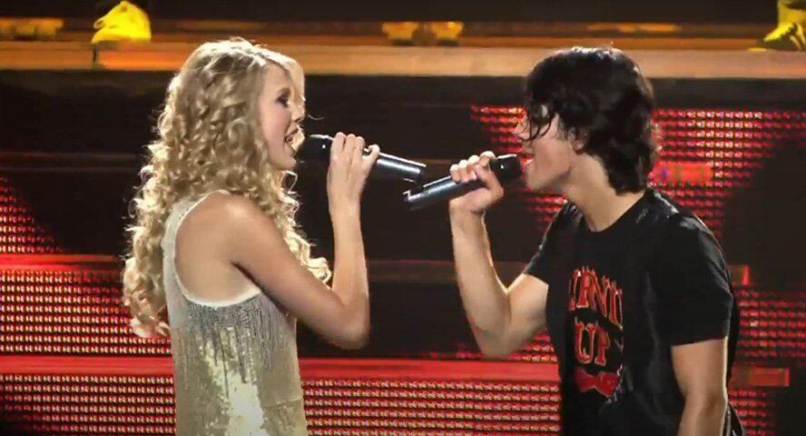 Ambos têm 32 anos. O Jonas Brothers é uma banda de Joe com seus irmãos Kevin e Nick. O grupo foi presente de 2005 a 2013 e voltou em 2019. Neste intervalo, Joe atuou em carreira solo.