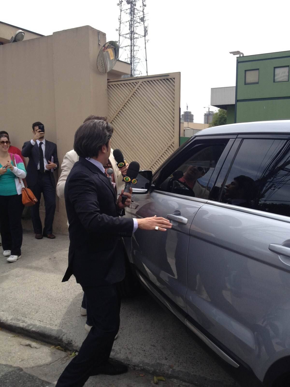 Vesgo, por sua vez, estava dentro do carro de Bacci, no banco do carona, com uma pasta em que dizia ter um contrato para que ele assinasse