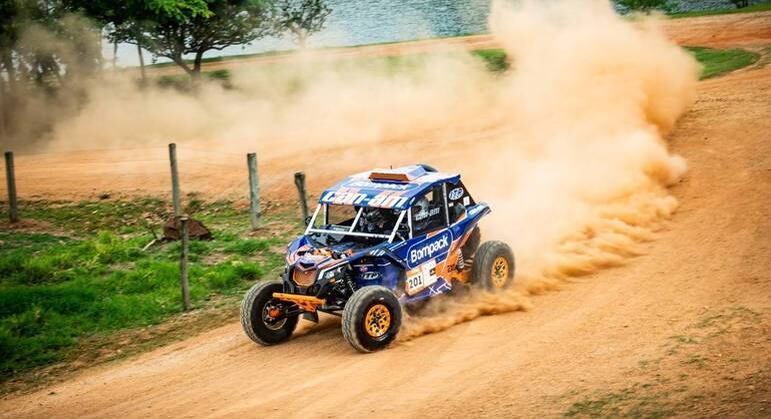 Deni Nascimento terminou o terceiro dia com apenas três rodas, depois que teve dois pneus furados e ficaram sem estepe