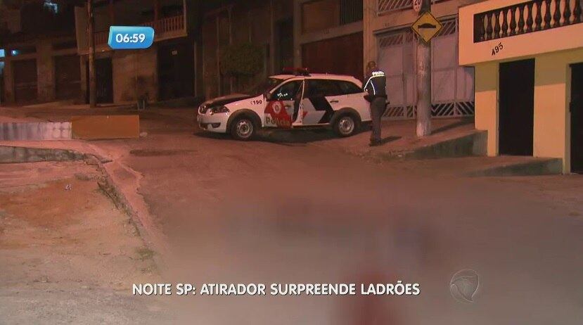 Ele
atirou em um deles enquanto o ladrão agredia o dono do bar