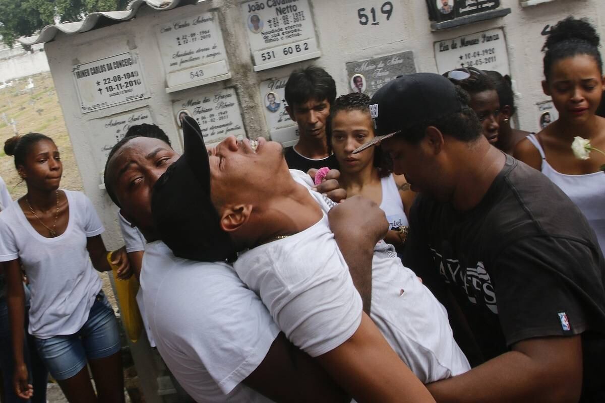 Outro familiar teve que ser amparado no momento do sepultamento da criança