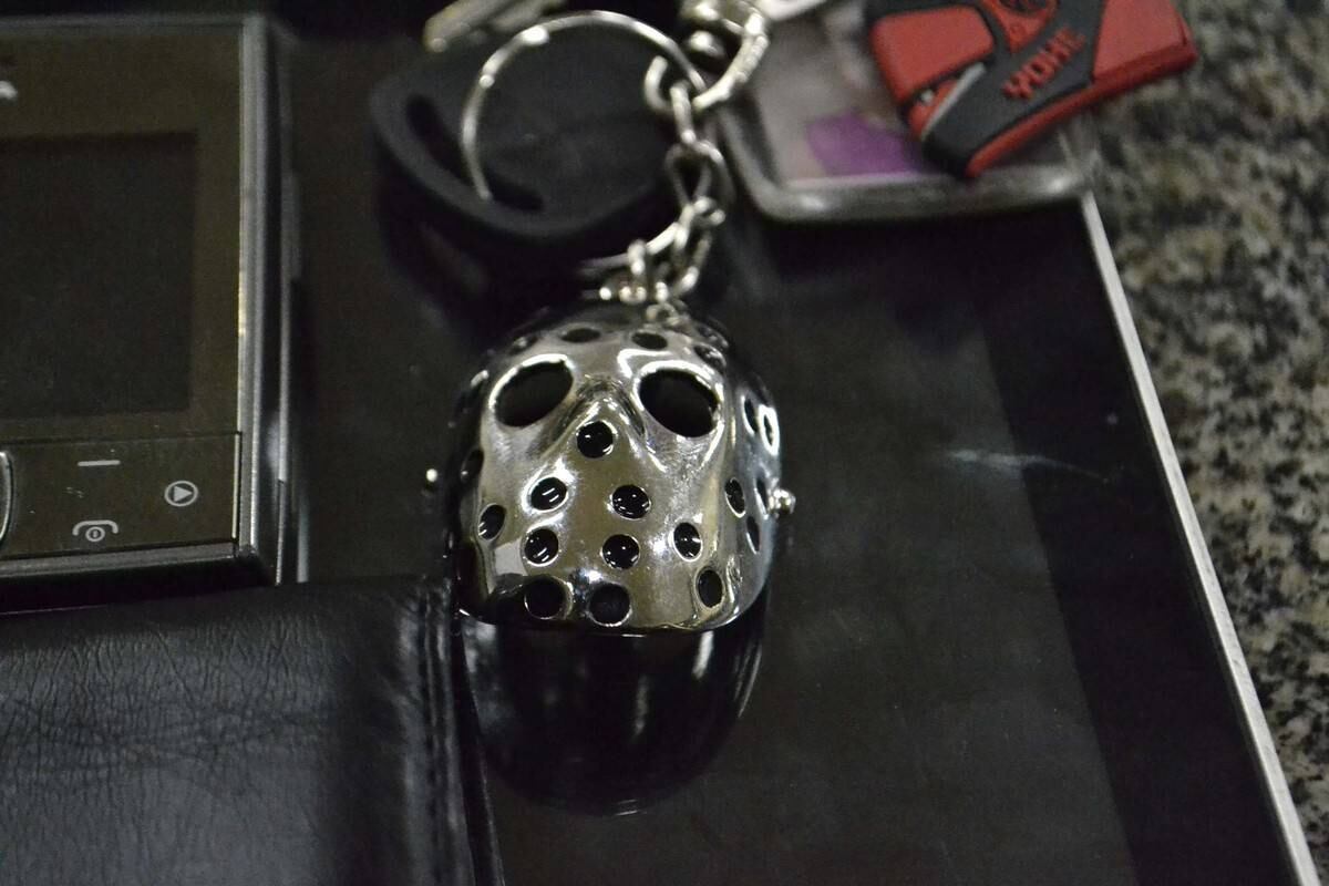 Assustado, o homem chamou por uma viatura policial que estava passando pela rua e informou que suspeitava que seu próprio filho tinha matado a tia. Os policiais fizeram buscas pela região e localizaram o veículo com as características passadas anteriormente pelo pai do jovem