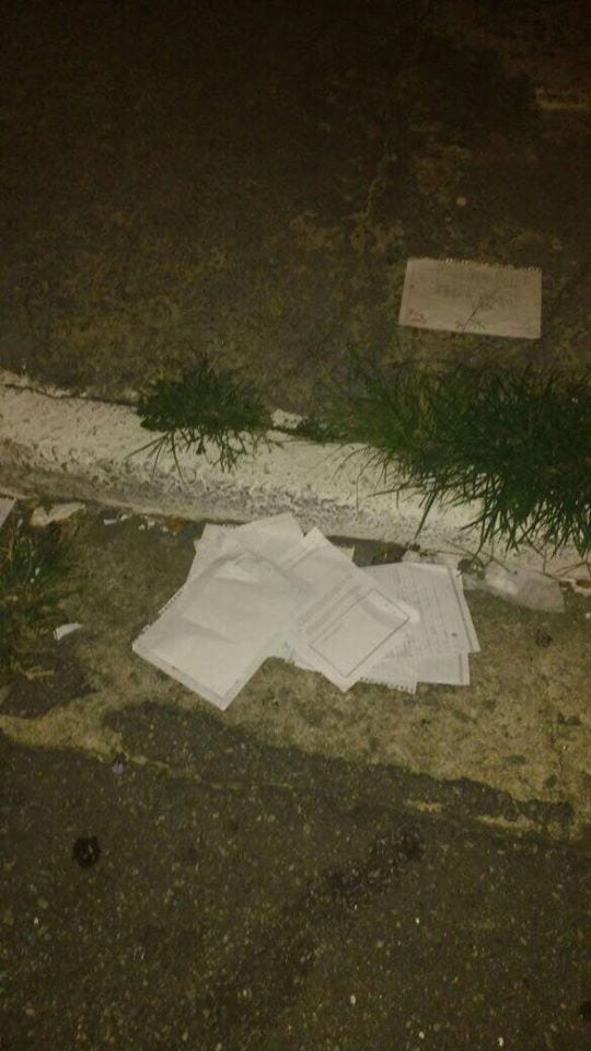 A rua ficou cheia de papel