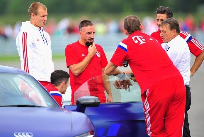 O elenco foi recebido por Rupert Stadler, presidente da montadora alemã