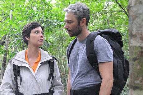 A atriz contracena com Ângelo Paes Leme e mais atores