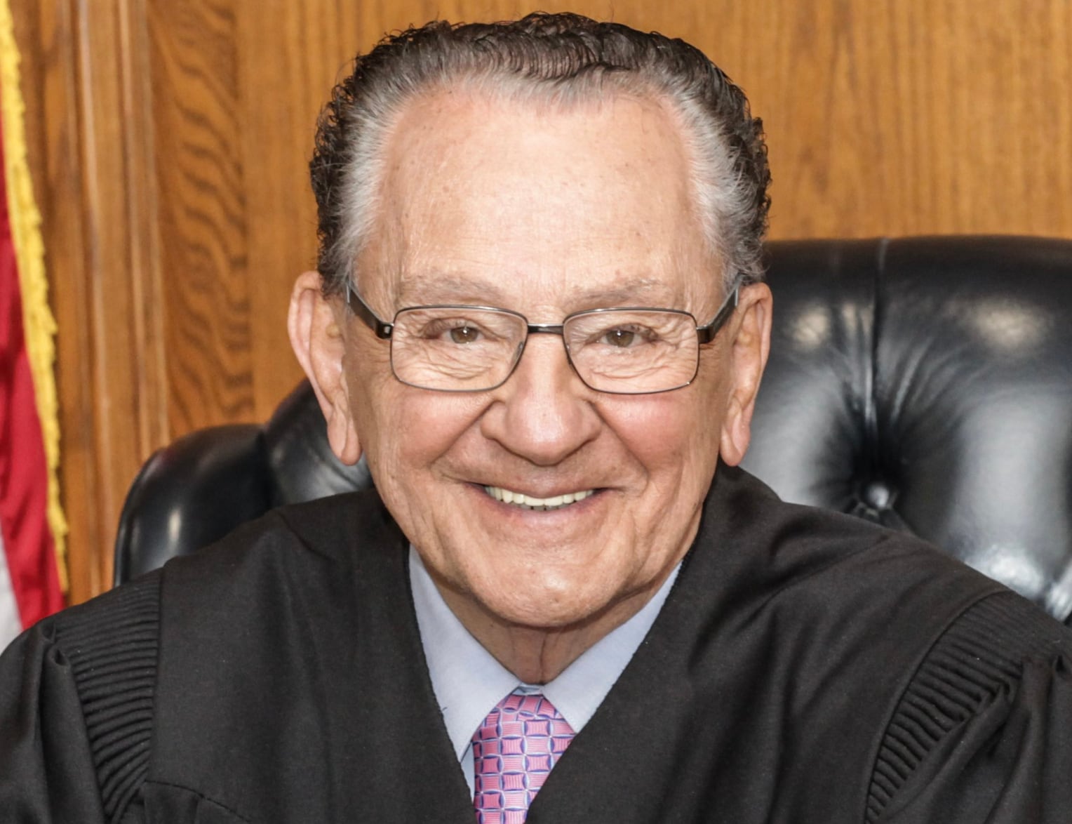 Frank Caprio, famoso pela compaixão e pelo bom humor no tribunal, morreu na quarta-feira (20)