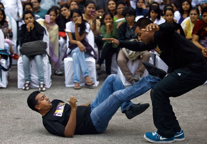 Demonstrações
de defesa pessoal são feitas até em shopping centers de Mumbai na Índia