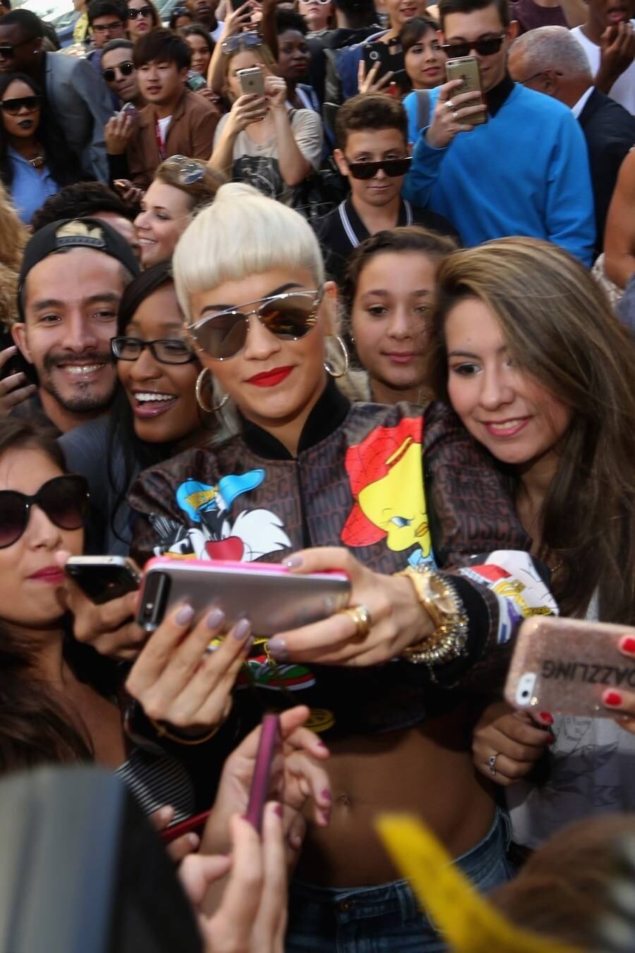 Rita chegava a ela mesma segurar os celulares dos fãs para fazer as fotos