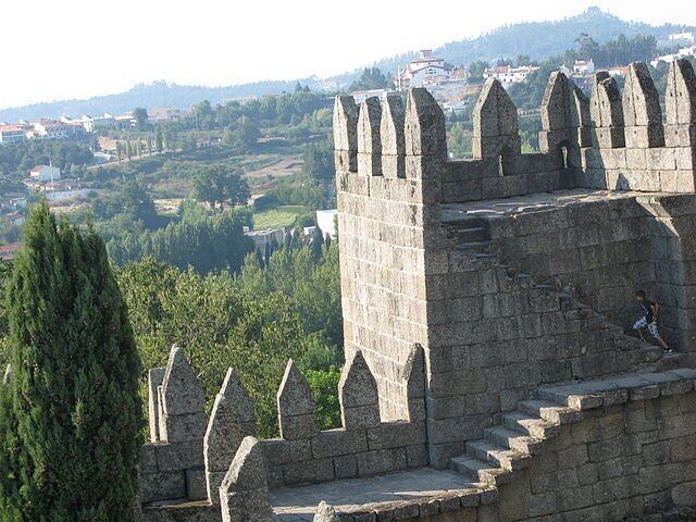 No Castelo de Guimarães, nasceu o primeiro Rei de Portugal, Dom Afonso Henriques (1109-1185), chamado de