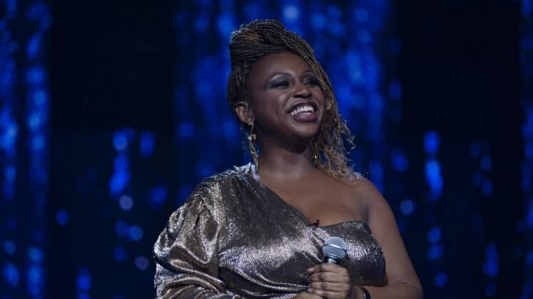 Letícia Soares é do Rio de Janeiro, mas vive em São Paulo há sete anos. Ela é formada em serviço social e trabalha como atriz. A artista contou que não acreditava que a música poderia lhe trazer dinheiro, por isso demorou para investir na carreira. Letícia participou do primeiro episódio e levantou os 100 jurados! 
