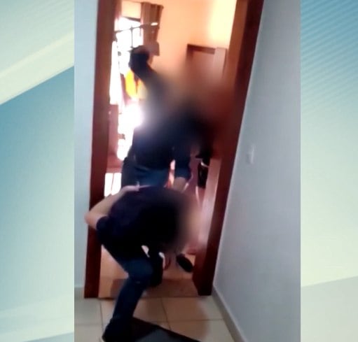Imagens mostram professor agredindo vizinho