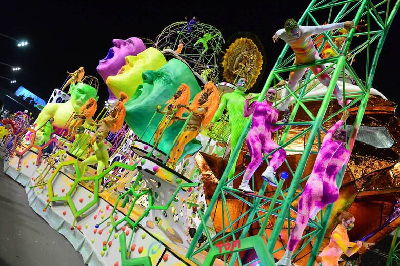 A Tom Maior que, ao lado da Mancha Verde foi rebaixada, apostou na adrenalina como enredo. No ano passado, a agremiação teve problemas na avenida e os usou para dar a volta por cima