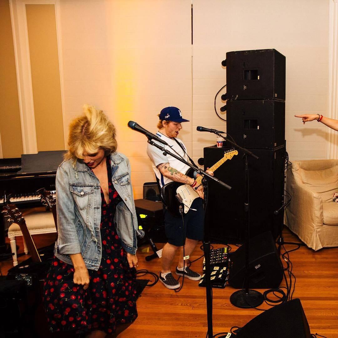 Quando todos achavam que tinham perdido Taylor para o lado gótico da força, a cantora voltou às origens. Com o fim do namoro com Calvin Harris, a cantora já engatou um romance com Tom Hiddleston e trouxe de volta a Taylor de batom vermelho e Rayban way-farer