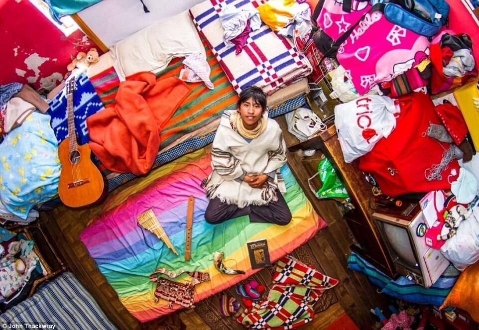 Marcello, de La Paz, Bolívia
Foram fotografadas 1.200 pessoas de 55 países. Apesar de ter
se interessado por todos os quartos que visitou, Thackwray disse que o que mais
chamou a sua atenção foram as histórias de vida dos sujeitos