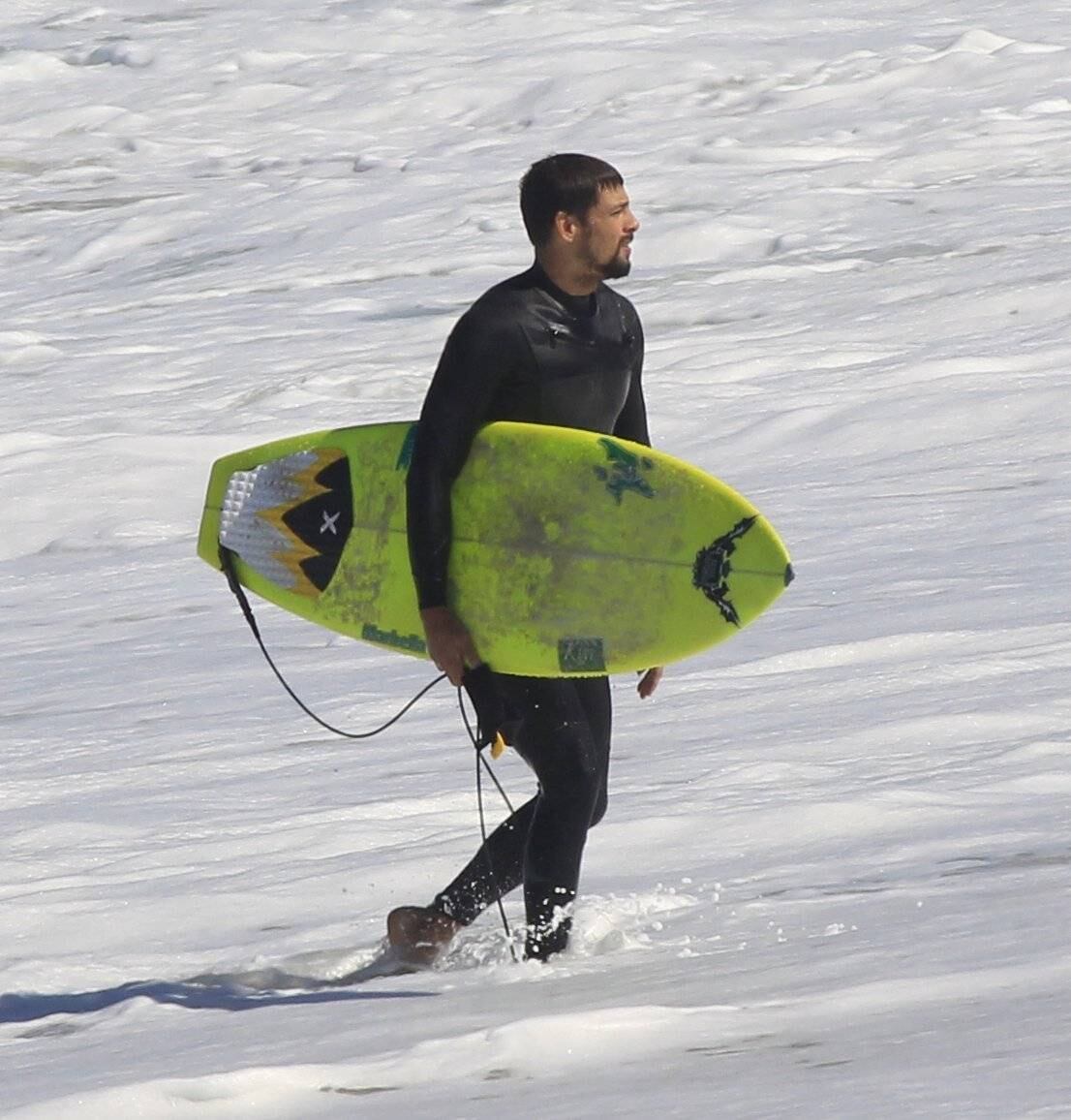 Cauã Reymond é fotografado em dia de surfe no Rio