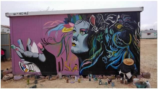 O artista costumava expor em feiras internacionais antes da
guerra na Síria e vive em Za'atari desde 2013, depois que fugiu de sua casa na
cidade de Homs com a mulher e os pais. 
— Recebemos a inspiração do que vem acontecendo perto de nós
