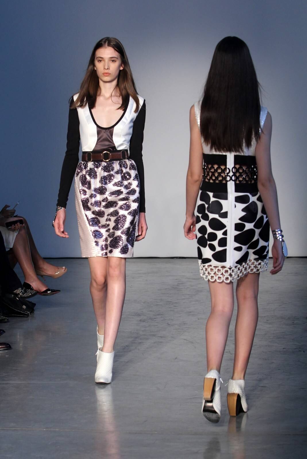 O segundo dia de desfiles da temporada inverno 2015 da São Paulo Fashion Week começou com a coleção do estilista Pedro Lourenço, nesta terça-feira (4). As modelos entraram na passarela após uma hora de atraso e vestiram peças feitas de diferentes materiais, que iam desde os trabalhos com paetês até detalhes com argolas de meta. Além dos casacos e saias que deram um ar sexy à coleção, as sandálias com saltos largos, arredondados e amarrações no tornozelo também foram destaque na passarela