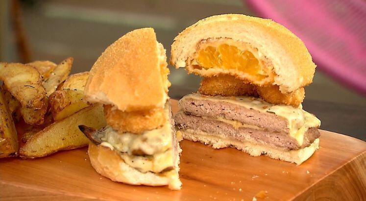 Receita Burger Bergamota do Tertu
 
Ingredientes:
1 bergamota, de preferência montenegrina
100g farinha de trigo
100g farinha panko
2 ovos
100ml de leite
400ml de óleo de soja
20g de gengibre
180g de carne moída suína
2 fatias de queijo colonial
Pão d’agua estilo cervejinha
 
Modo de Preparo (bergamota)
Corte a bergamota na horizontal e separe de maneira que fiquem três gomos por pedaço;
Retire as sementes dos gomos e empane no ovo, na farinha de trigo, no ovo novamente e na farinha panko;
Frite os gomos no óleo quente e descansar eles em papel toalha;
 
Modo de Preparo (maionese de gengibre)
Coloque o leite em uma vasilha, sal a gosto e bata com o auxílio de um mixer colocando óleo a fio até dar ponto de maionese;
Coloque o gengibre descascado e ralado na maionese e misture até ficar homogêneo;
Reserve;
 
Modo de Preparo (burguers)
Divida a carne em duas bolinhas de maneira que fique 90g cada carne;
Com a frigideira bem quente, coloque um fio de óleo e coloque as bolinhas;
Amasse as bolinhas contra a frigideira de maneira que fiquem no formato do burger;
Coloque sal a gosto;
Quando estiver bem selado, vire a carne e coloque o queijo por cima e deixar até derreter;
 
Montagem
Sele os pães na frigideira e os retire;
Coloque a maionese nos dois lados;
Coloque as carnes e por cima três gomos empanados;
Feche o pão e sirva;
