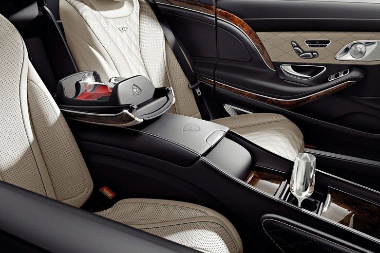 Os bancos são produzidos artesanalmente. Neles, os ocupantes contam com estofado em couro de alta qualidade, almofadas, mesas retráteis, frigobar, massageadores e tevê digital com telas e fones individuais

Saiba tudo sobre carros! Acesse www.r7.com/carros
