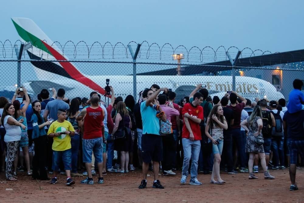 O voo da Emirates chegou de Dubai no começo da noite de sábado e permaneceu no aeroporto de Guarulhos por algumas horas