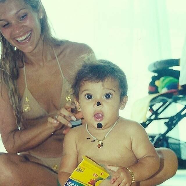 Flávia Alessandra posta foto antiga com a filha mais velha