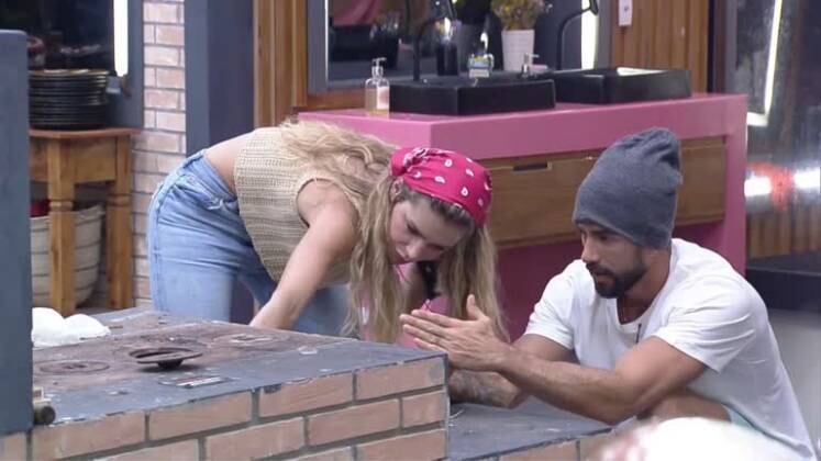 Tretas com Erika Shcneider

Tanto Erasmo quanto Erika revelaram que viveram um romance fora do reality. Os pombinhos deram suas versões da história em momentos diferentes do confinamento. Entretanto, o sentimento se transformou em ódio dentro na sede. A dupla viveu em pé de guerra no jogo. Enquanto Erika disse que o modelo era "grosso", Erasmo chamou a bailarina de "fútil"