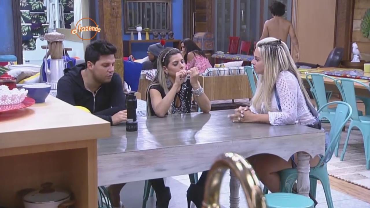 Passado o ápice da discussão, Thiago foi repercutir a briga junto às colegas Ana Paula Minerato e Veridiana Freitas, que deram razão ao sertanejo, que ainda confirmou que votará em Mara na votação para a Roça
+ Veja quanto cada peão valia na atividade de A Fazenda
+ Douglas Sampaio aproveita a noite deste domingo para malhar
+ Assista à íntegra do quinto programa de A Fazenda