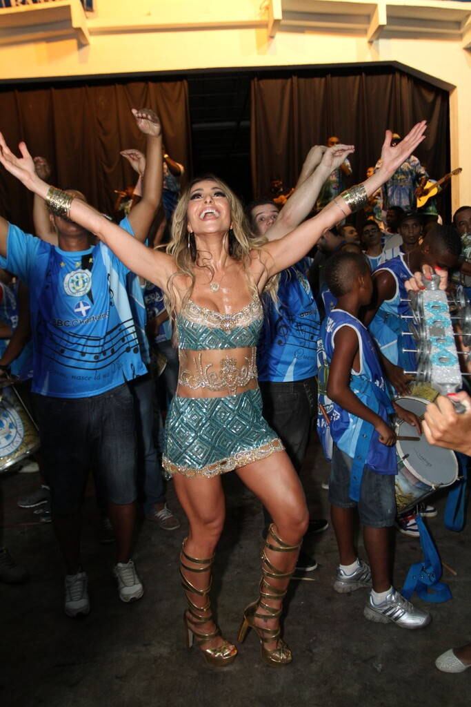 Sabrina Sato comemora aniversário na quadra da Vila Isabel