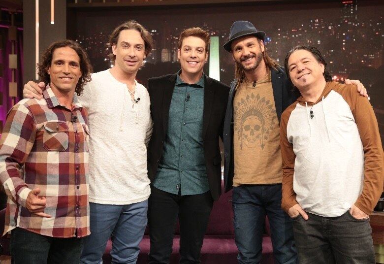 
O outro convidado do talk-show é o grupo
Falamansa, que, em 2018, celebra 20 anos de carreira. Com a mesma formação ao
longo de todo este período, a banda conta como continua fiel ao forró
universitário, que a consagrou no início dos anos 2000