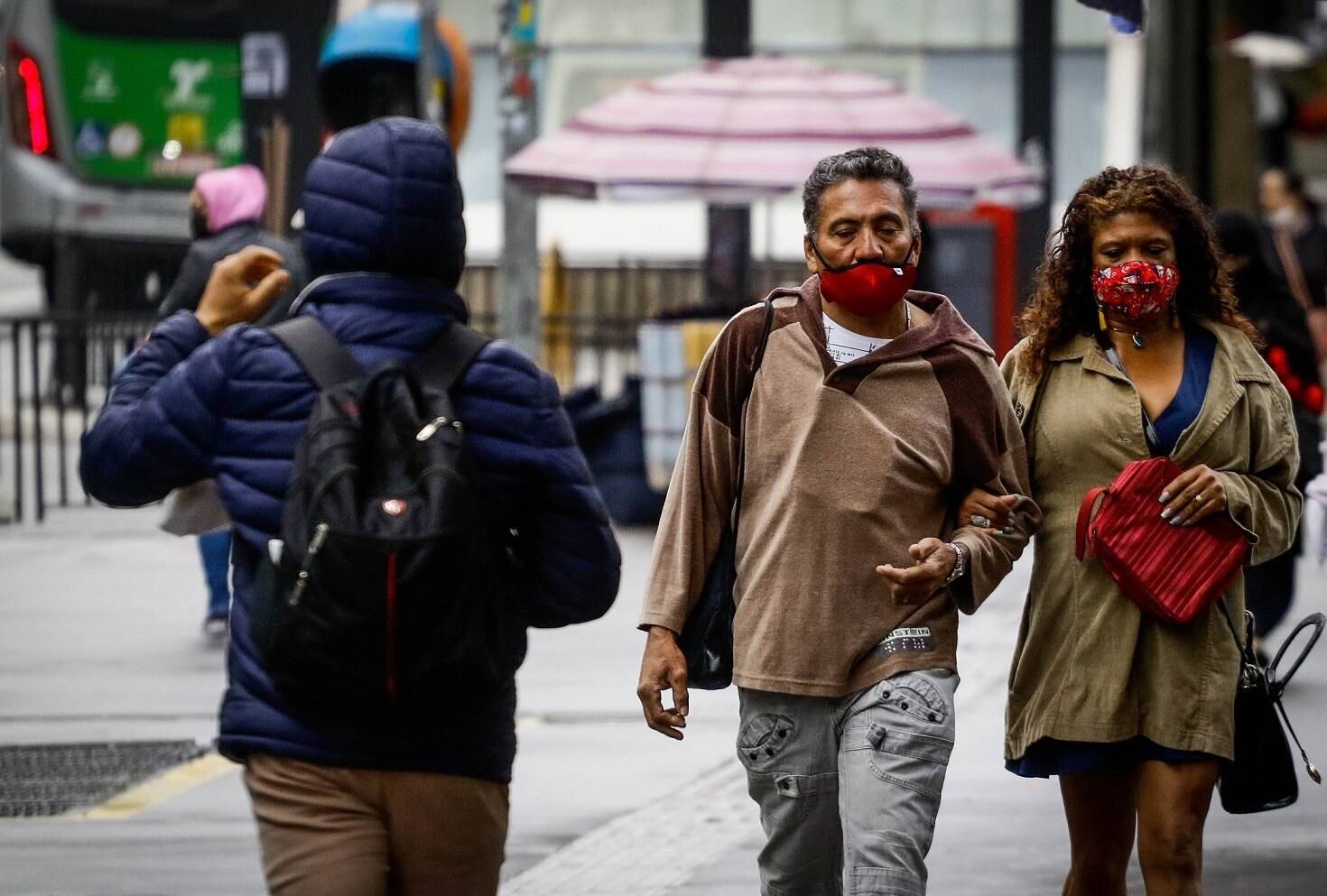Após um fim de semana de sol e calor, a propagação de uma frente fria ao largo do litoral paulista mudou o tempo e derrubou a temperatura na capital paulista nesta segunda-feira (29). O dia amanheceu com céu nublado, encoberto e com garoa. No aeroporto de Congonhas, na zona sul, os termômetros indicavam 12ºC com sensação de apenas 4ºC. Imagens do radar meteorológico não apontam chuva significativa, apenas chuviscos e garoa em pontos isolados