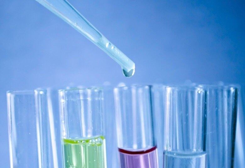 Além das consequências devastadoras no corpo, o vício no entorpecente é capaz de fazer com que o usuário perca tudo o que construiu na vida. Isso acontece por que o cérebro memoriza as sensações do uso da droga, que são associadas ao prazer

