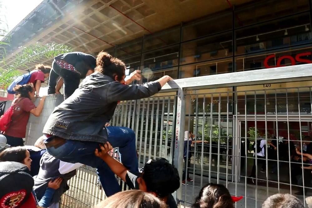 Alunos das ETECs (Escolas Técnicas do Estado) ocuparam na tarde desta
quinta-feira (28), um prédio administrativo do Centro Paula Souza — autarquia
do governo estadual responsável pela administração das unidades —, na Luz,
região central de São Paulo. Os estudantes protestam contra cortes na merenda e defendem que todas as escolas tenham alimentação