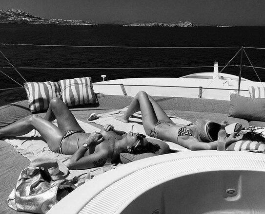 Durante uma viagem à Grécia, Luiza também deixou todos de queixo caído quando publicou uma foto fazendo topless em um barco em Mykonos