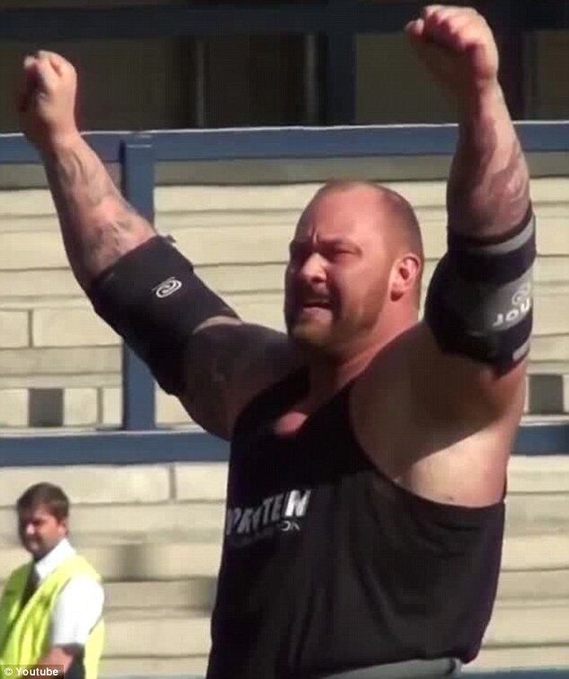 O seu recorde foi quebrado em uma competição realizada na
Noruega, chamada Viking Mais Forte do Mundo. Ele conseguiu dar cinco passos
carregando um mastro de 9 m de comprimento e, pasme, 650 kg