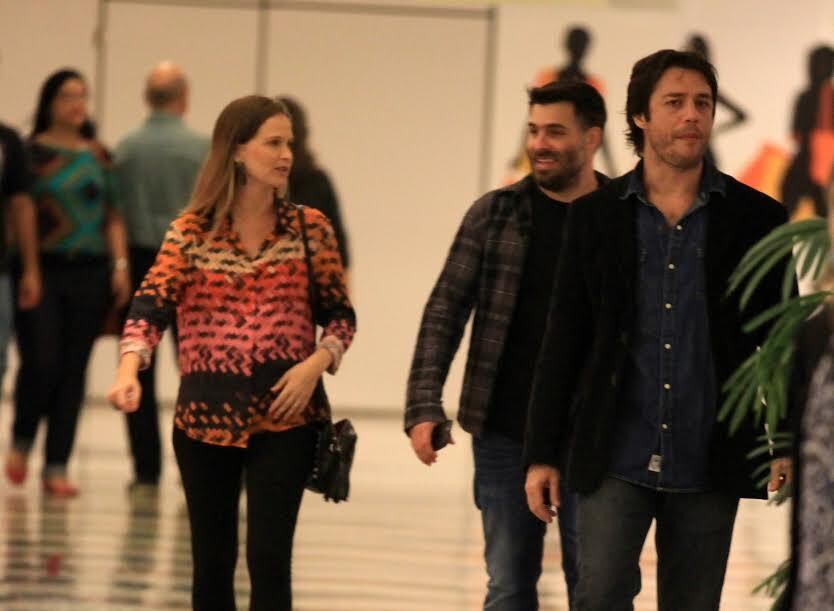 E uma participação especial na foto de Fernanda e Raoni: o ator Igor Cotrim, que passou despercebido pelo paparazzo e entrou na foto como quem não quer nada
