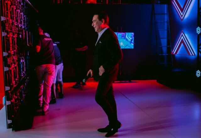 O apresentador Amaury Jr. disse a que veio e não abriu mão de uma entrada triunfal! 