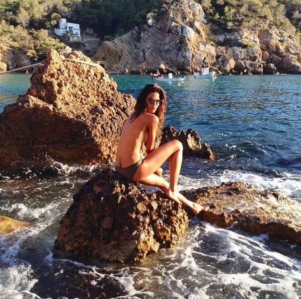 O mesmo fez a modelo Izabel Goulart, que dias desses postou no Instagram uma foto em que aparece fazendo topless em Ibiza, na Espanha