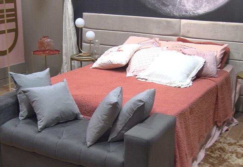 A Riachuelo tem tudo o que você precisa, com uma infinidade
de cores! Se a sua ideia é ter um quarto mais romântico, que tal apostar na
variedade de cores? A combinação dos produtos Riachuelo fica incrível! Veja
esse exemplo do quarto Romance