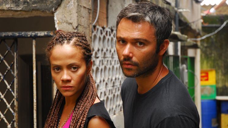 Se você busca reviravoltas emocionantes, com certeza não vai perder um episódio. A trama de sucesso conta a história de Nando, um ex-paraquedista de 30 anos que mata o sogro e passa a ser perseguido pelo cunhado policial Romero. Paralelamente, há a história de Catarina, uma mulher da alta sociedade que resolve ser delegada depois que seu pai é assassinado

